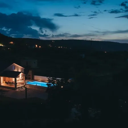 Lila Mostar