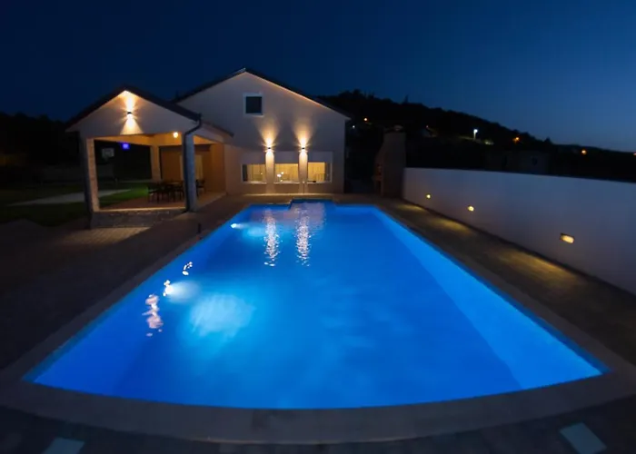 Lila Βίλα Μόσταρ